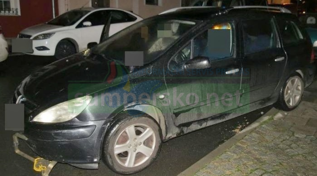 Řidička se rozjela s „botou“ na autě