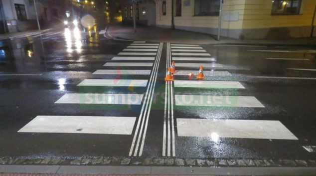 Řidič srazil chodkyni na přechodu a ujel