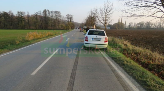 Mladík ve fabii zezadu narazil do suzuki