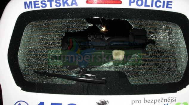 Na vozidlo městské policie si mladík přinesl dlažební kostku
