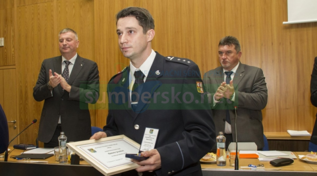 Krajští zastupitelé ocenili hasiče Romana Grosiče