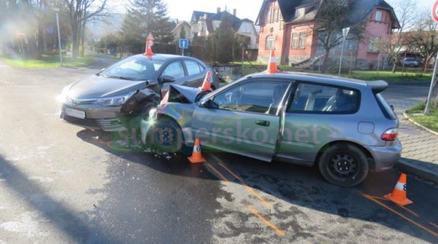 Ani prudké brždění střetu vozidel nezabránilo