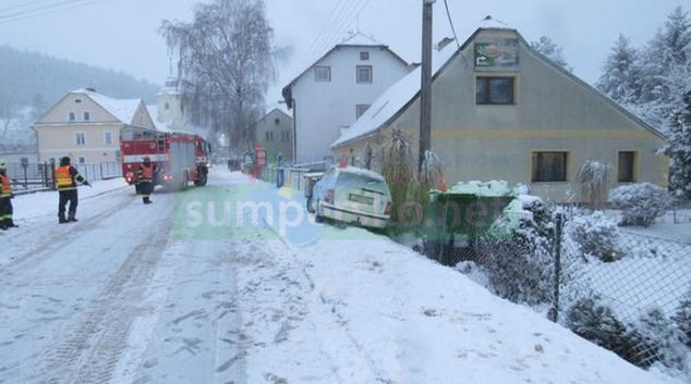 Řidič na Jesenicku podcenil rychlost i sníh na silnici