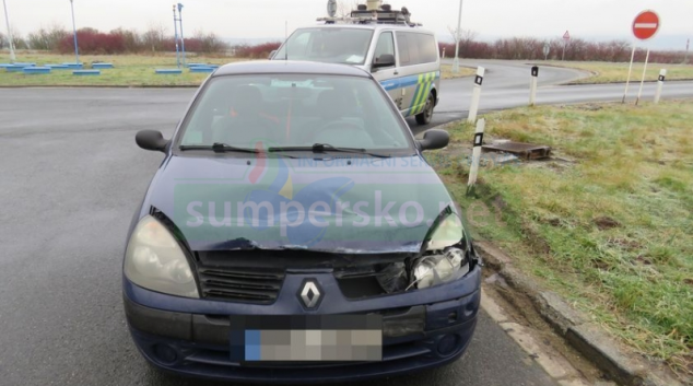 Řidička při objíždění policejního vozidla na dálnici D35 havarovala