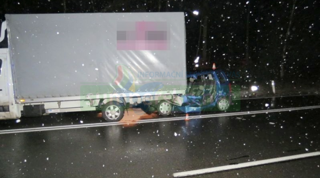 Po kolizi na Mohelnicku zůstal řidič ve svém autě zaklíněn