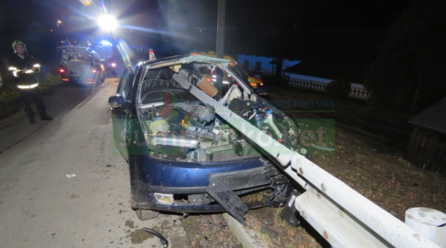 Svodidla „projela“ celým interiérem vozidla