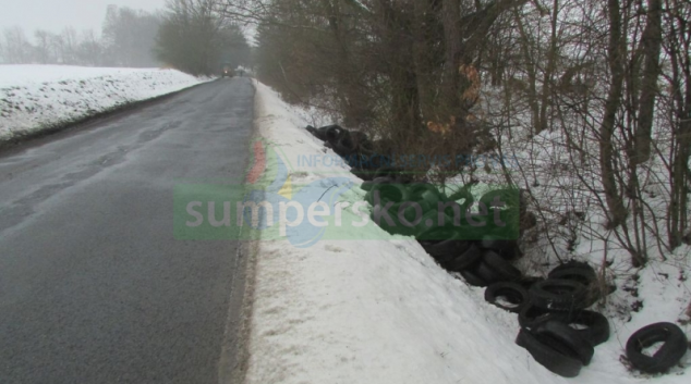 Vandal odhodil nepotřebné pneumatiky do příkopu