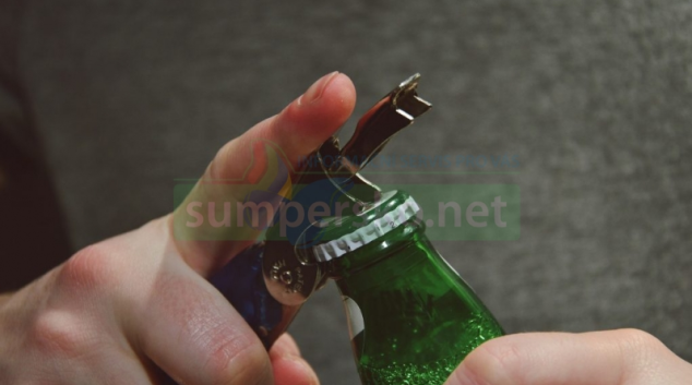 Za pomoci figurantů inspekce kontroluje nalévání alkoholu mladistvým