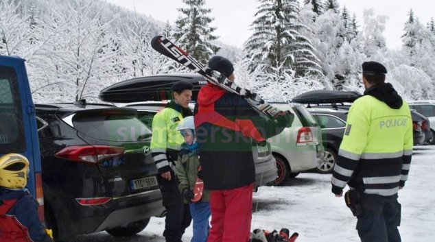 Policie upozorňuje návštěvníky lyžařských center