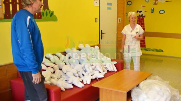 Trenér Zdeněk Lípa z Hodonína zakoupil panenky Kiwanis pro děti v Jeseníku