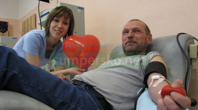 Transfúzní služba zve dobrovolníky na Valentýnské darování krve