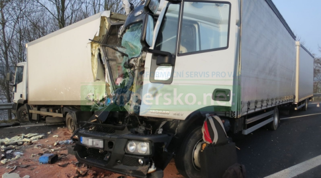 Nehoda dvou nákladních vozidel omezila na hodiny provoz na dálnici D35 