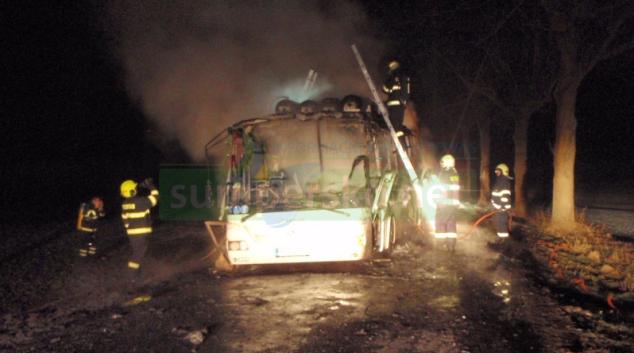 Na Šumpersku zcela shořel autobus na plynový pohon