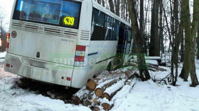 Náledí na silnicích v kraji zkomplikovalo jízdu řidičů