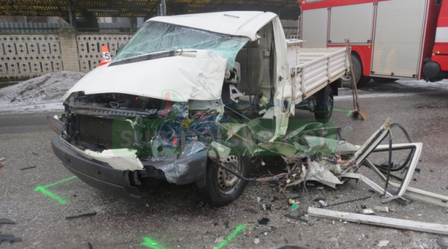 Nákladní auto v Loučné nad Desnou přejelo do protisměru