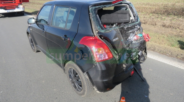 Motorkář zezadu narazil do vozidla