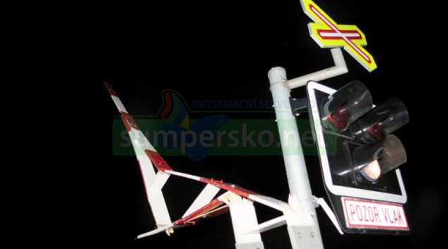 Řidič poškodil závoru železničního přejezdu mezi Bludovem a Postřelmovem