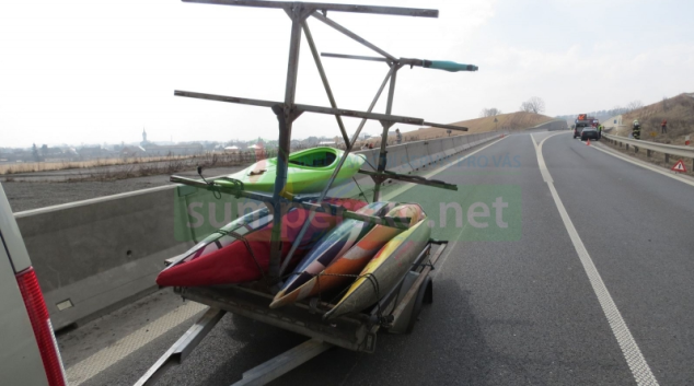 U Zvole se během jízdy z přívěsu odlomilo kolo