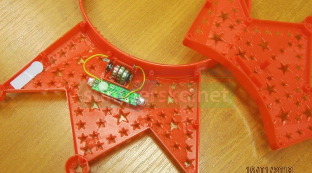 Svítící plastová čelenka je novou zakázanou hračkou