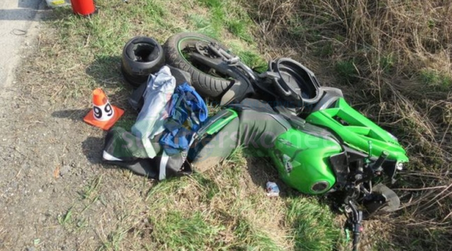 Osmnáctiletý motorkář na Kawasaki havaroval v obci Palonín
