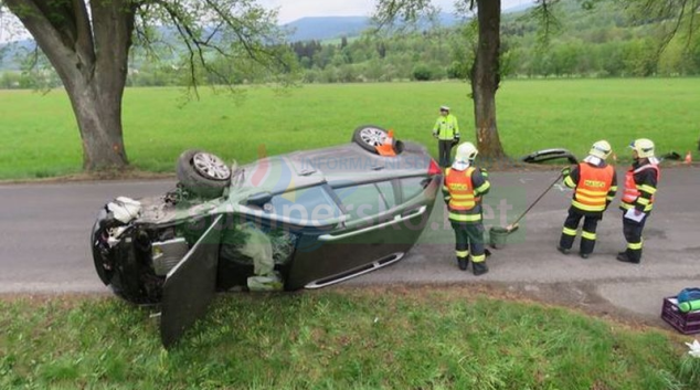 Řidička po projetí zatáčkou v Lipové - lázních usnula za volantem