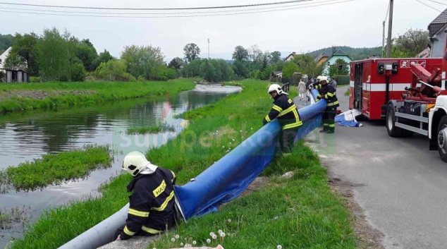 AKTUALIZOVÁNO! Na likvidaci ekologické havárie na Jesenicku se podílí také hasiči