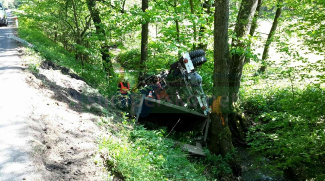 Řidič najel na prudký sráz u Svébohova