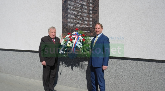 Představitelé města Zábřeh uctili květinami památku obětí druhé světové války