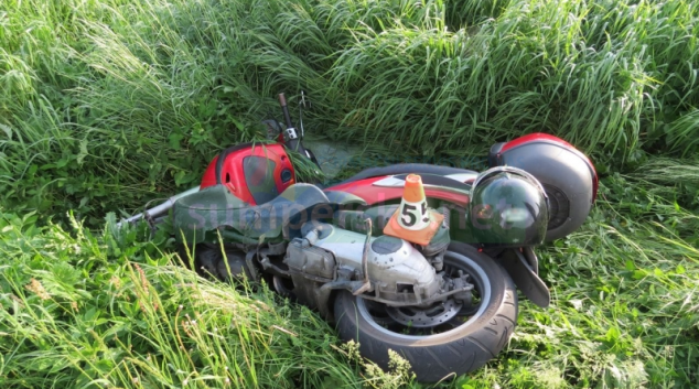 Srna dostala motorkáře do nepříjemné situace