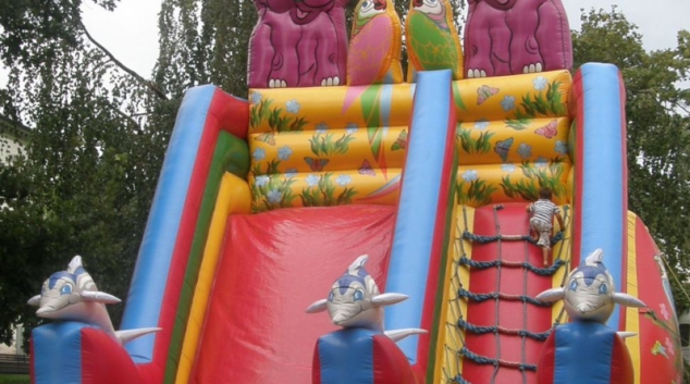 Zloděj dětem ukradl skluzavku a houpačky