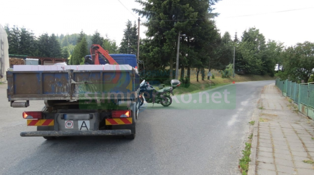 Řidič nákladního vozidla nedal v Jedlí přednost motocyklu