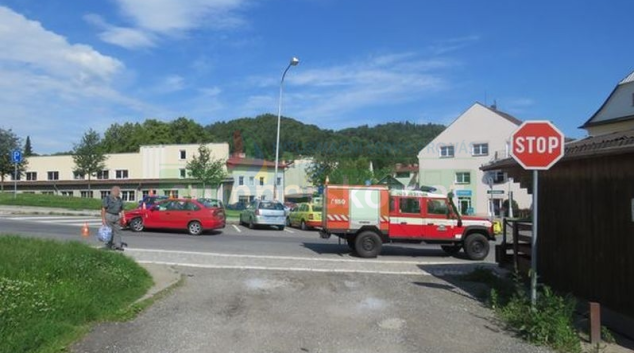 Dopravní nehody na Jesenicku: Řidič přehlédl hasiče, kteří jeli k zásahu
