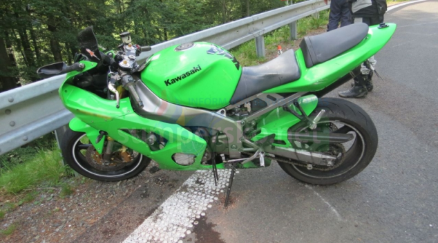 Motorkáři podklouzlo přední kolo