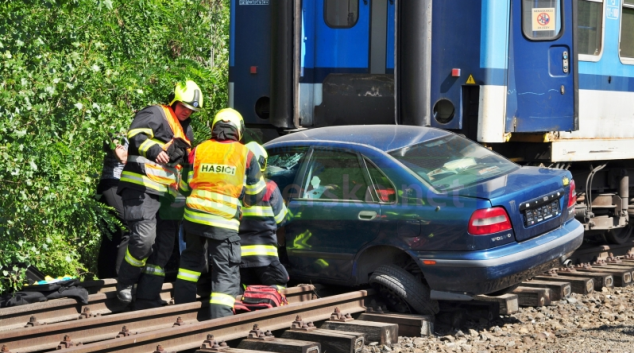 Simulovaná srážka osobního auta s vlakem