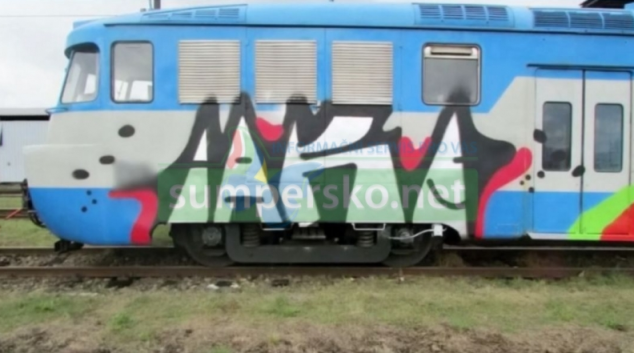 Vandal na Šumpersku posprejoval vlak