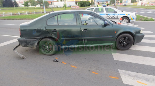 Řidič na křižovatce v Šumperku nedal přednost motorkáři