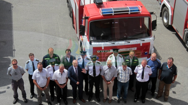 Dobrovolní hasiči převzali techniku profesionálů