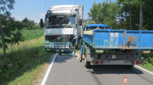 Kolize dvou nákladních vozidel v Oskavě