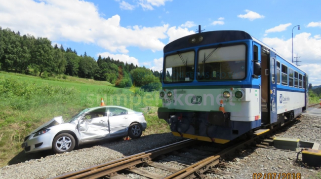 Senior v osobním autě přehlédl signalizaci železničního přejezdu