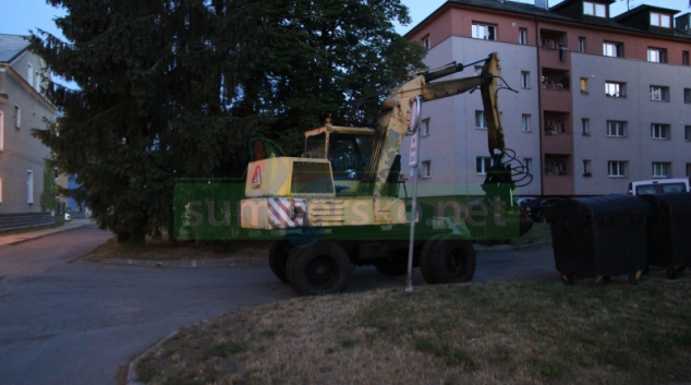 Muž ukradl kolové rypadlo a projížděl se ulicemi Zábřehu
