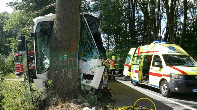 Jedenáct osob se zranilo při vážné nehodě linkového autobusu