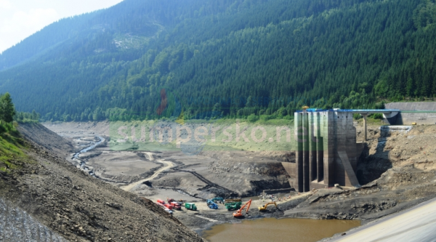 Dolní nádrž elektrárny Dlouhé stráně je ve své historii poprvé bez vody