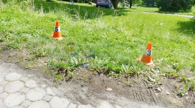 Osobní auto v Jeseníku se samovolně rozjelo z kopce dolů