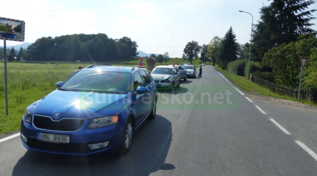 Zvonící telefon v autě odpoutal pozornost řidiče