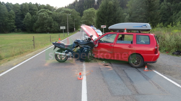 Řidič v Jindřichově přehlédl motorkáře