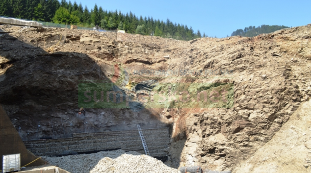 FOTO: Nad dolní nádrží Dlouhých strání se vyztužuje skalní svah