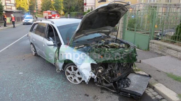 Opilý řidič skončil v oplocení rodinného domu v Šumperku