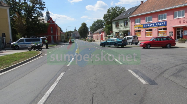 Motorista se 2,5 promile přehlédl v Postřelmově motorkáře