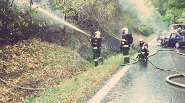 Po dopravní nehodě u Jakubovic začalo hořet vozidlo, motocykl i okolní les