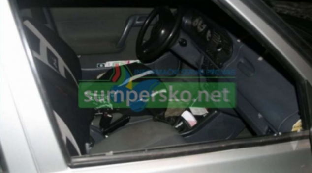 Zloděj v Šumperku na vykradení auta použil dlažební kostku